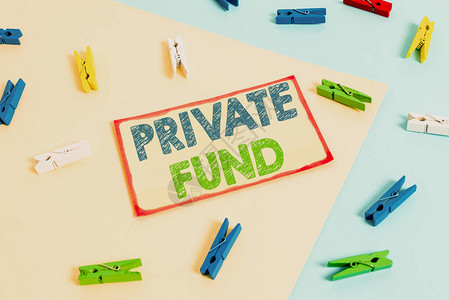 显示私人基金的书写笔记用于投资的集体投资计划的商业概念黄蓝背景彩图片