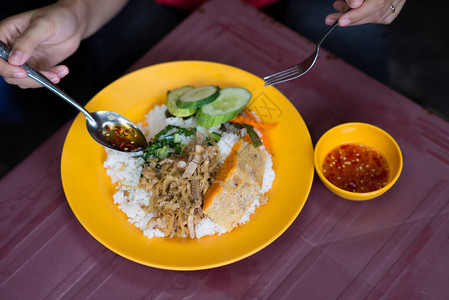 越南美味的街头食物comtam坏图片