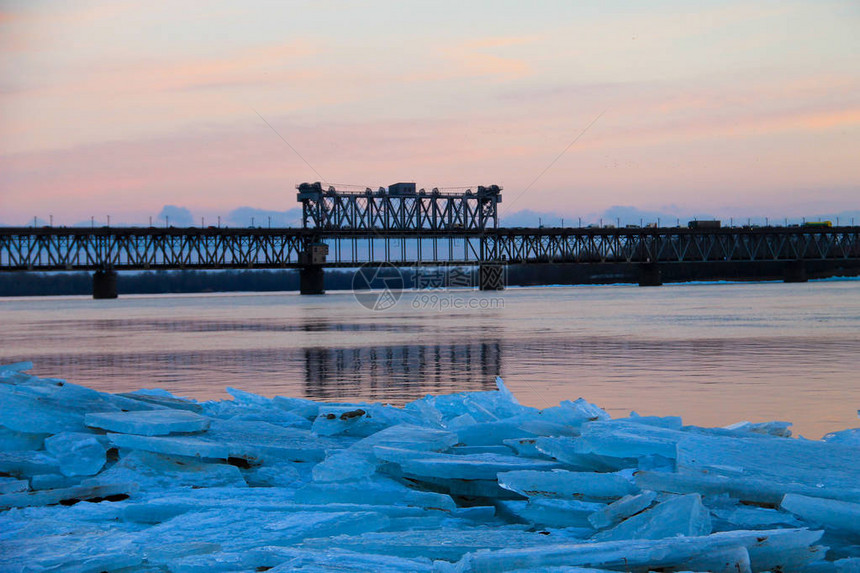 日落时跨过Dnieper河大桥乌克图片