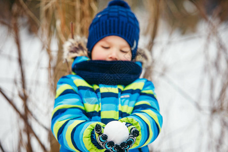 小男孩玩雪做雪球冬天的时候图片