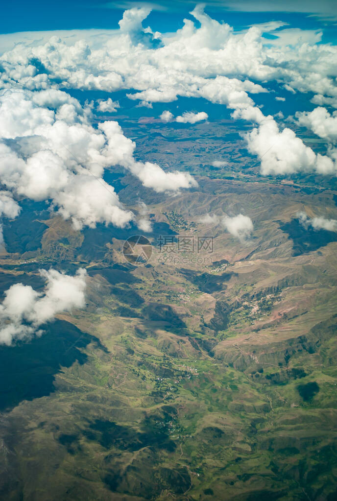 秘鲁有森林房屋和种植田地图片