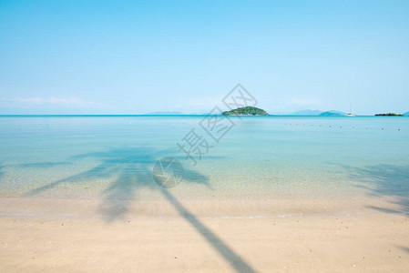 达勒夏天蓝色大海上棕榈树的美丽影子放松热带海景游艇绿色岛屿和浅蓝色的天空背景晴朗的日子KohMak岛背景