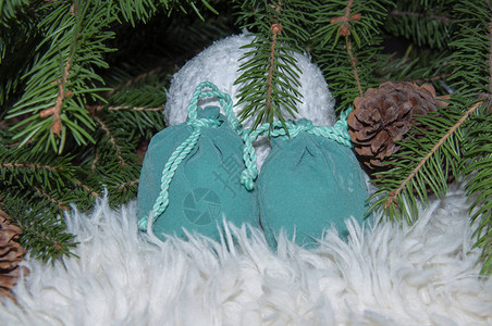 圣诞树下的礼品袋新年和圣诞节的背图片