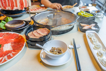 美味的韩国热锅有牛肉背景图片