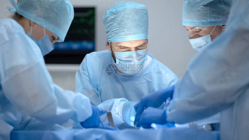 神经外科医生在医院使用现代设备进行图片
