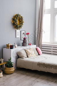 大床卧室有枕头装饰圣诞图片