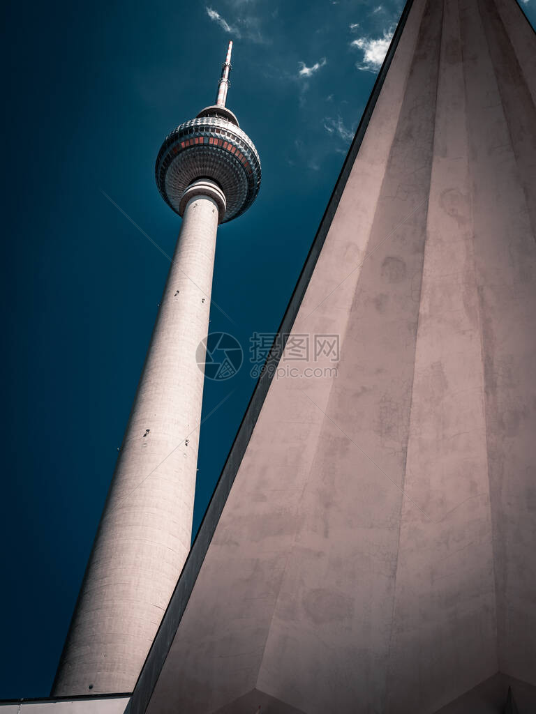 柏林电视塔低角度图片
