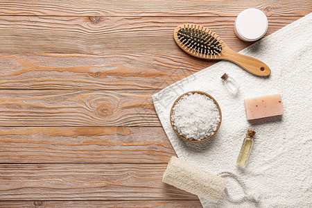 丝瓜油馓子木制背景个人卫生用具和化妆品背景