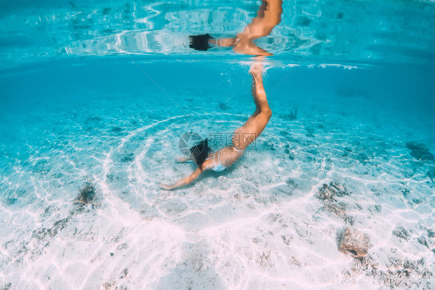 在毛里求斯LeMorne的透明蓝大洋下游泳的有吸引图片