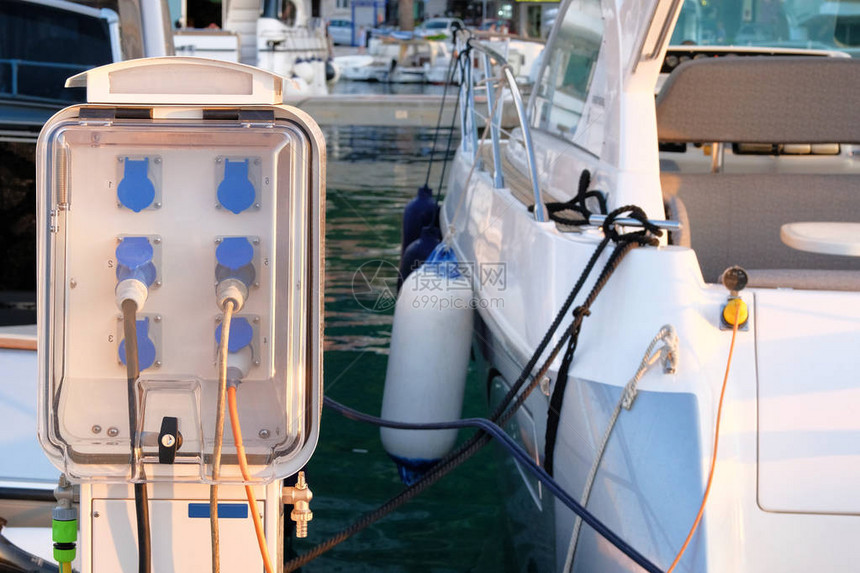 在海岸附近的码头上的电力插座系船柱地中海船只充电站为港口内的船舶充图片