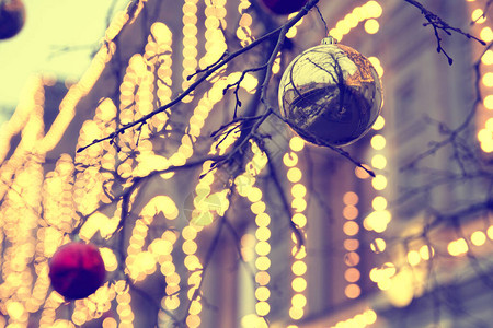 街头圣诞树云杉树上的圣诞球花环和装饰品街头圣诞树圣诞球花环和云图片