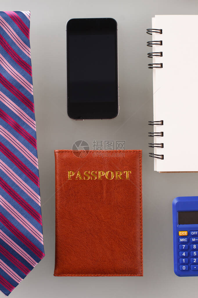 手机和护照放在焦点上商人的重要物品工作时图片