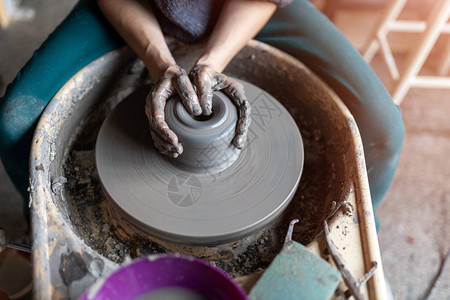 用陶轮制作陶瓷作品的女人图片