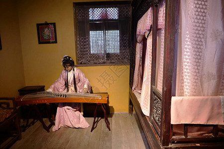 在干苏胡石史民之家天水民间艺术博物馆的室内玩古琴的传统居图片