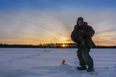 渔民在黎明捕鱼冬季运图片