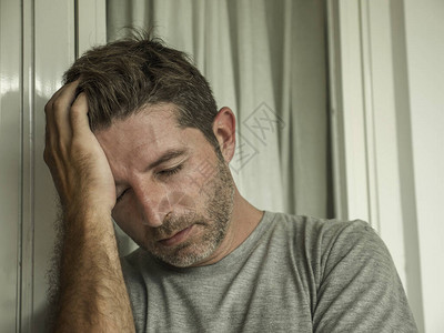 中年悲伤和抑郁的男人在痛苦中感到压力和沮丧的戏剧肖像图片