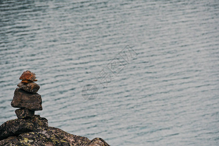 在松绿湖岸上为游客提供成堆的石头图片