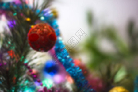 圣诞树上装饰玩具和园地的圣诞树图片