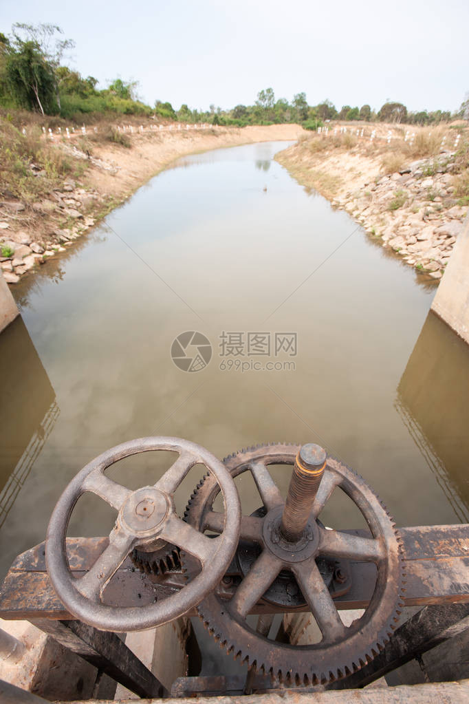 老挝农村双灌溉沟门绞车通过沟渠系统将水带到土地上以使农作物生长的过图片