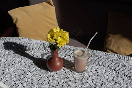 一杯美味的巧克力牛奶木制的桌子上图片