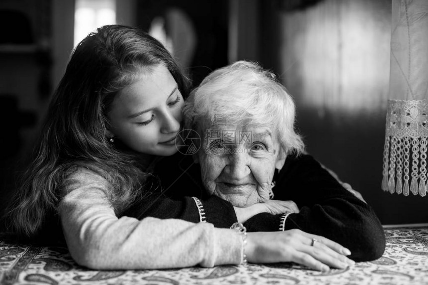 年长的祖母和她的小女孩孙女图片