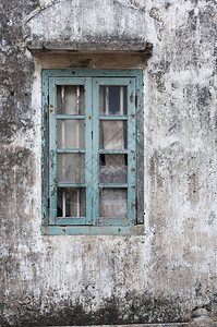 一栋废弃住宅楼的破窗图片