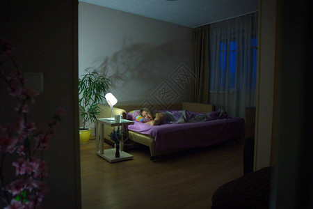 睡着的女人一个女人睡在房图片