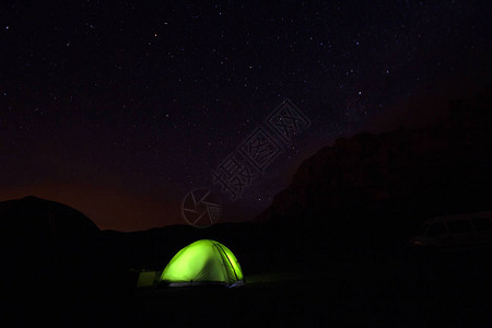 星空下的夜间露营图片