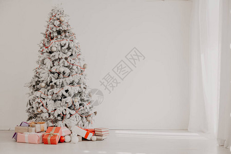 圣诞树加兰灯明新年图片
