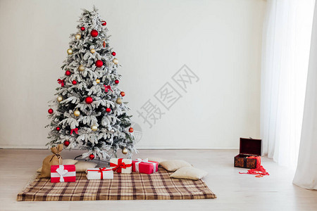 带有圣诞树和礼物的圣诞装图片