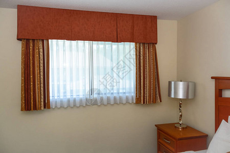卧室窗户窗帘和床边桌子放在图片