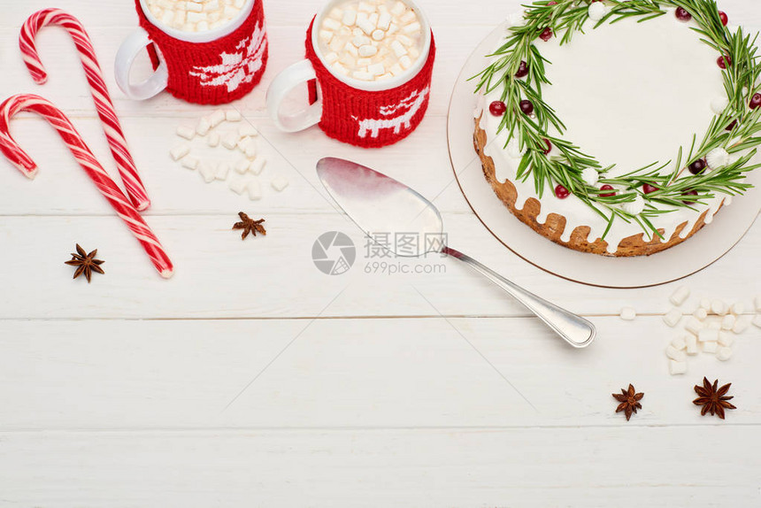 两杯可和棉花糖和圣诞派在白木桌上加冰淇图片