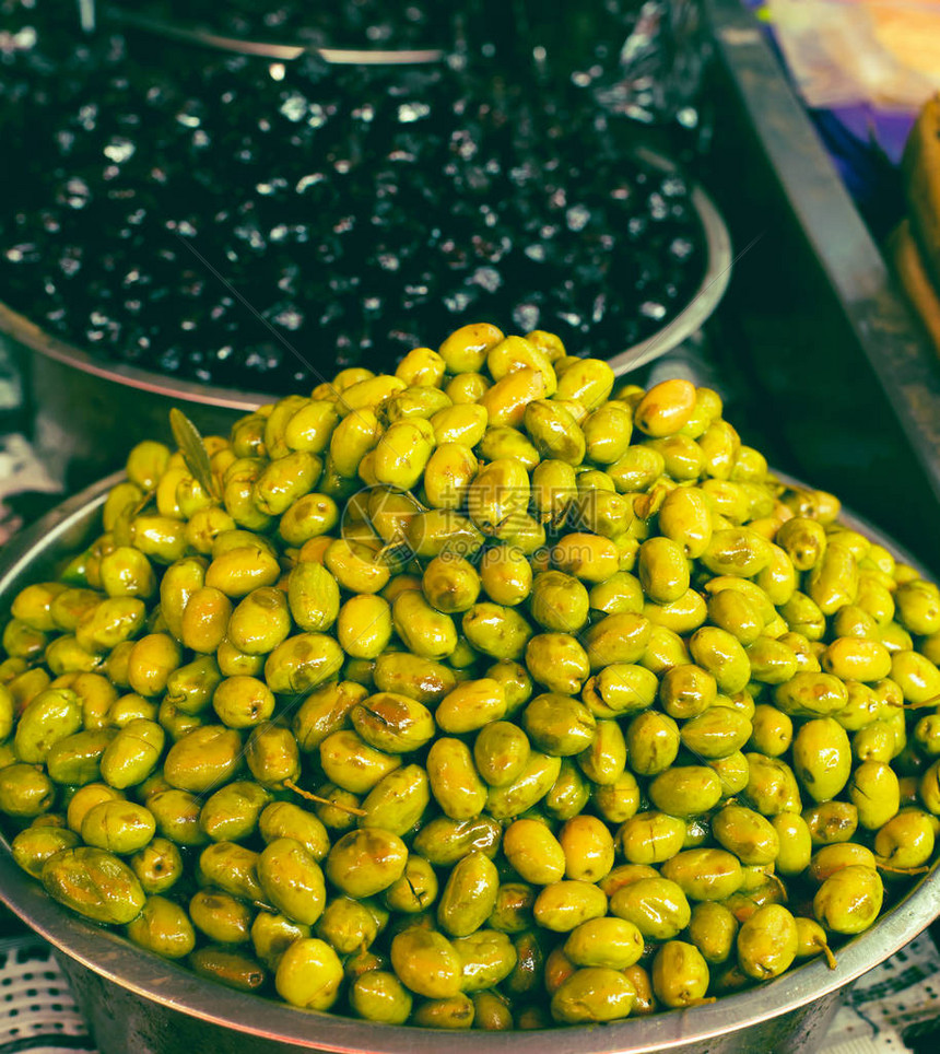 在市场上出售的碗里的橄榄适合素食者和素食者的传图片
