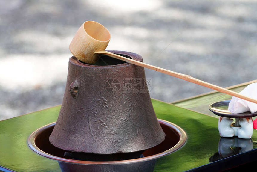 为传统的日本绿色茶仪式铁锅拉图片