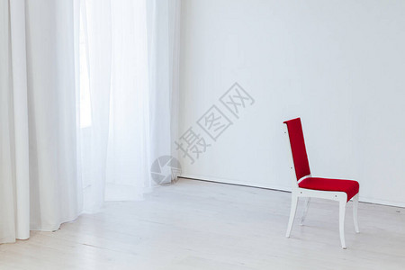 红色椅子独自站在房间里图片