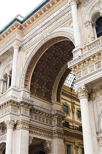 米兰GalleriaVittorioEmanueleII的拱门入口图片
