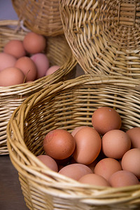 一堆新鲜有机农鸡蛋图片