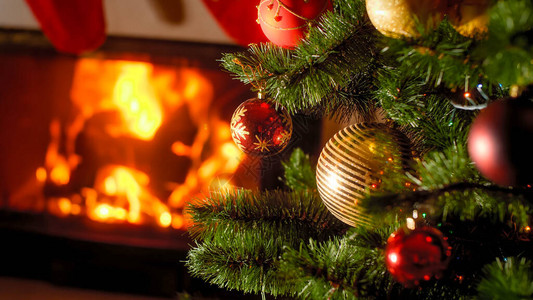 燃烧的壁炉背景和装饰圣诞树图片