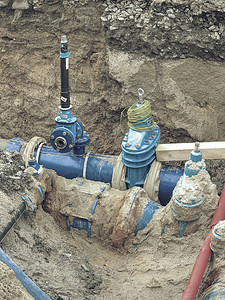 浸塑框架Valve和HDPE管道在地下焊接城市饮用水系统MAN供水塑背景