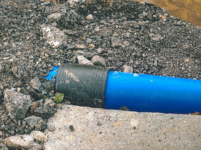 在两根蓝色HDPE输水管之间焊接的黑色混合体图片