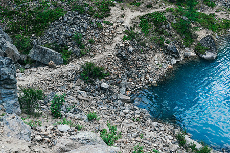 蓝色湖的岩石岸边图片