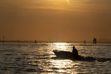 在威尼斯的日落环礁湖奇吉哈港从图片