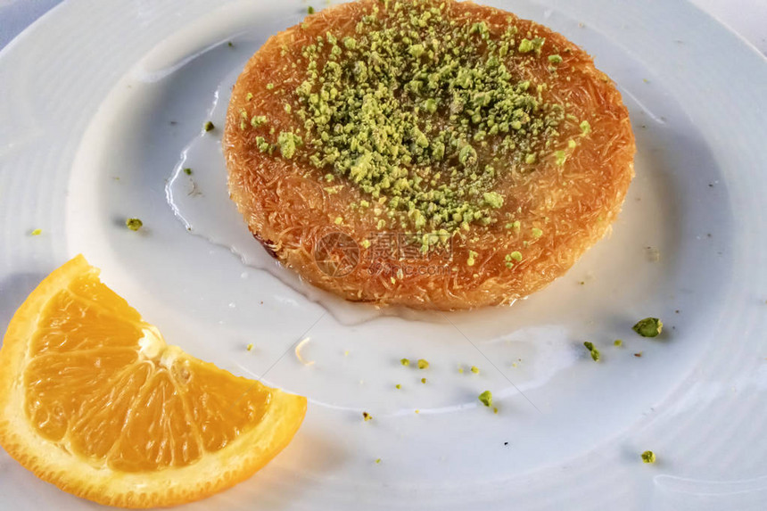 Kunefe是土耳其烹饪品的甜奶酪糕点图片