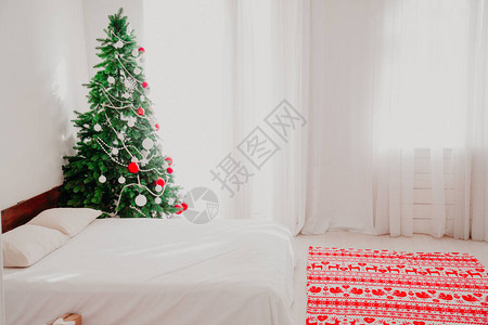 圣诞树上的新年礼物在室内图片