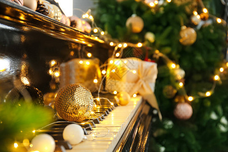 带圣诞装饰的钢琴键盘特写图片