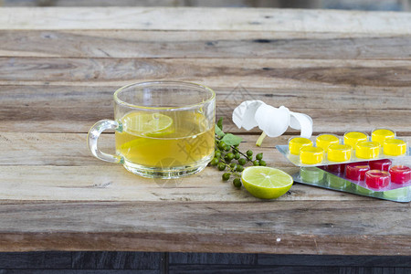 草药健康饮料热蜂蜜柠檬和含片保健生活方式女喉咙痛在冬季背景图片