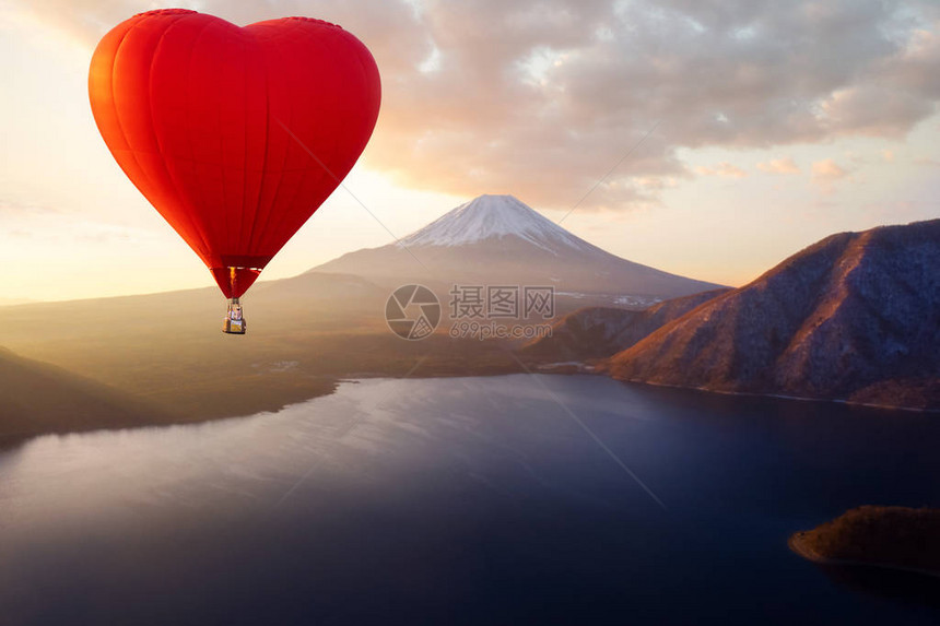 热空气在早晨日出时间飞越富士山图片
