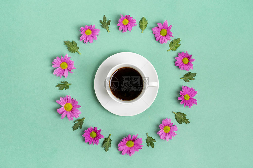 白杯加美式咖啡和圆花束粉红菊花绿色薄荷图片
