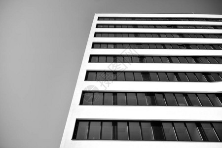 现代办公楼的窗户商业建筑结构黑白两图片