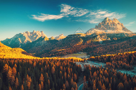 安托尔诺湖多洛米蒂山阿尔卑斯山峰米苏里纳科尔蒂纳丹佩佐意大利的湖山图片